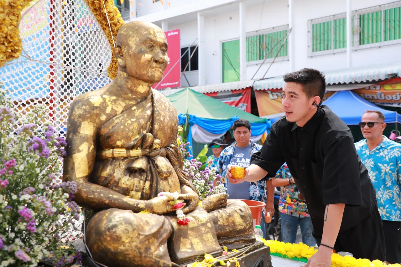 โตโน่ ภาคิน ร่วมสรงน้ำพระเกจิสุโขทัย พบประชาชนก่อนขึ้นคอนเสิร์ตโชว์คืนนี้