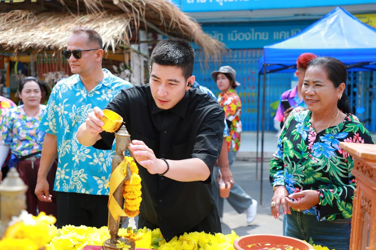 โตโน่ ภาคิน ร่วมสรงน้ำพระเกจิสุโขทัย พบประชาชนก่อนขึ้นคอนเสิร์ตโชว์คืนนี้