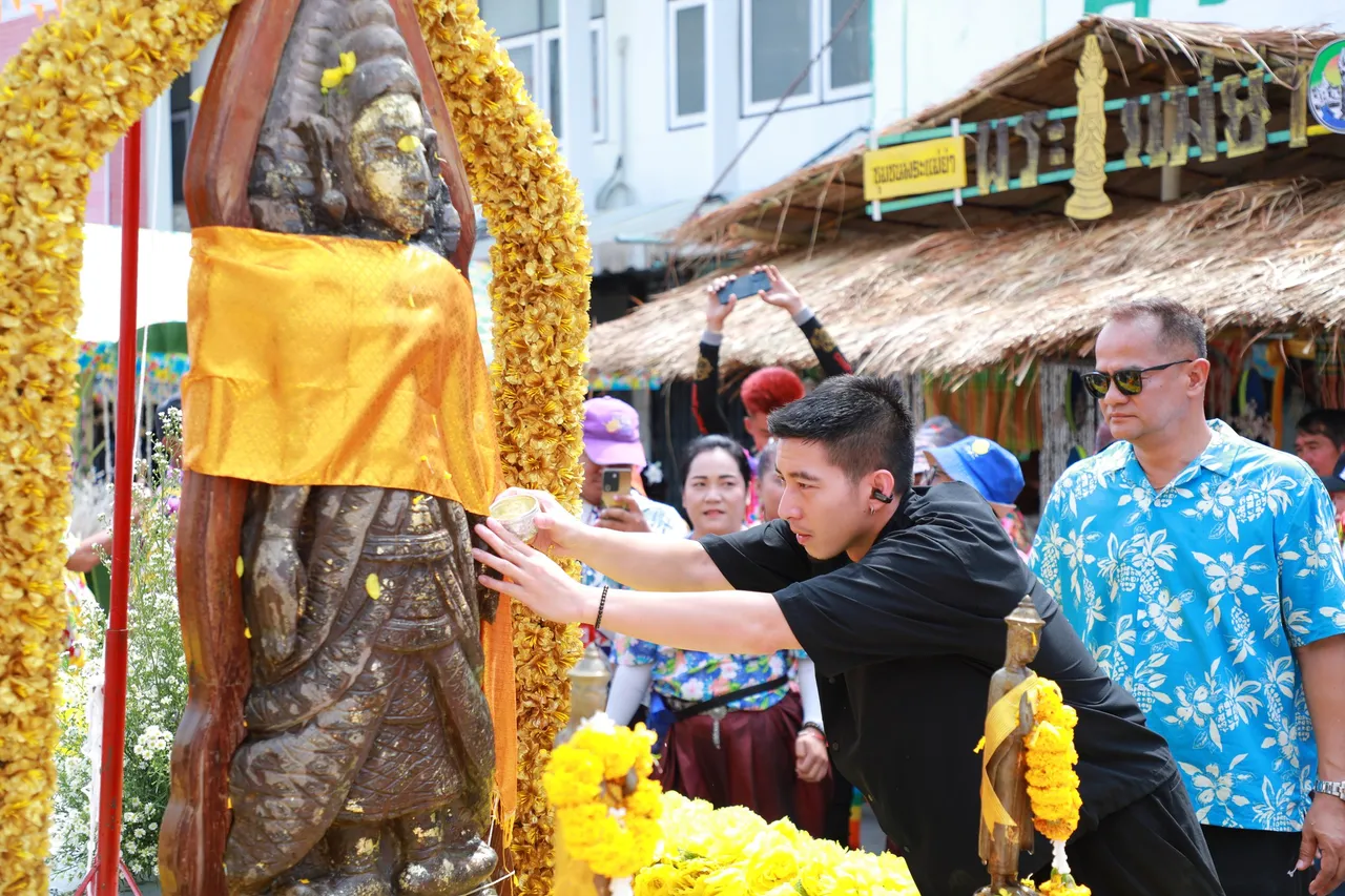 โตโน่ ภาคิน ร่วมสรงน้ำพระเกจิสุโขทัย พบประชาชนก่อนขึ้นคอนเสิร์ตโชว์คืนนี้