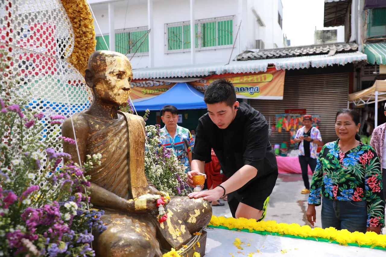 โตโน่ ภาคิน ร่วมสรงน้ำพระเกจิสุโขทัย พบประชาชนก่อนขึ้นคอนเสิร์ตโชว์คืนนี้