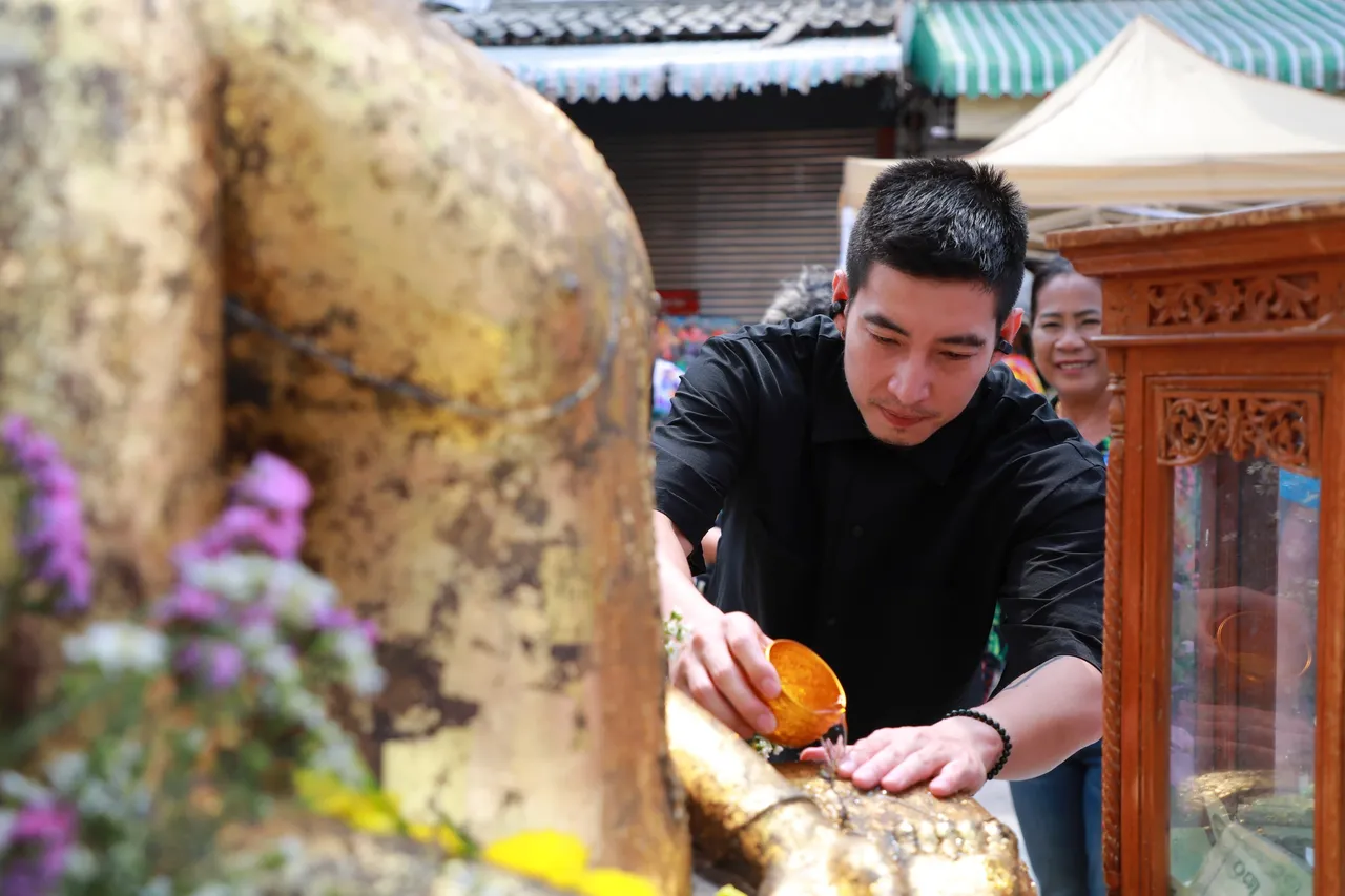 โตโน่ ภาคิน ร่วมสรงน้ำพระเกจิสุโขทัย พบประชาชนก่อนขึ้นคอนเสิร์ตโชว์คืนนี้