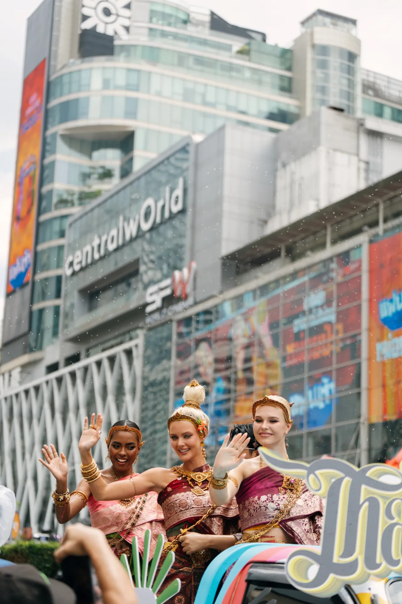 นางสงกรานต์จักรวาล วิกตอเรีย MU 2024 และนางสงกรานต์คู่ฮอตที่สุด ฟรีน-เบ็คกี้ สวยสะกดใจ