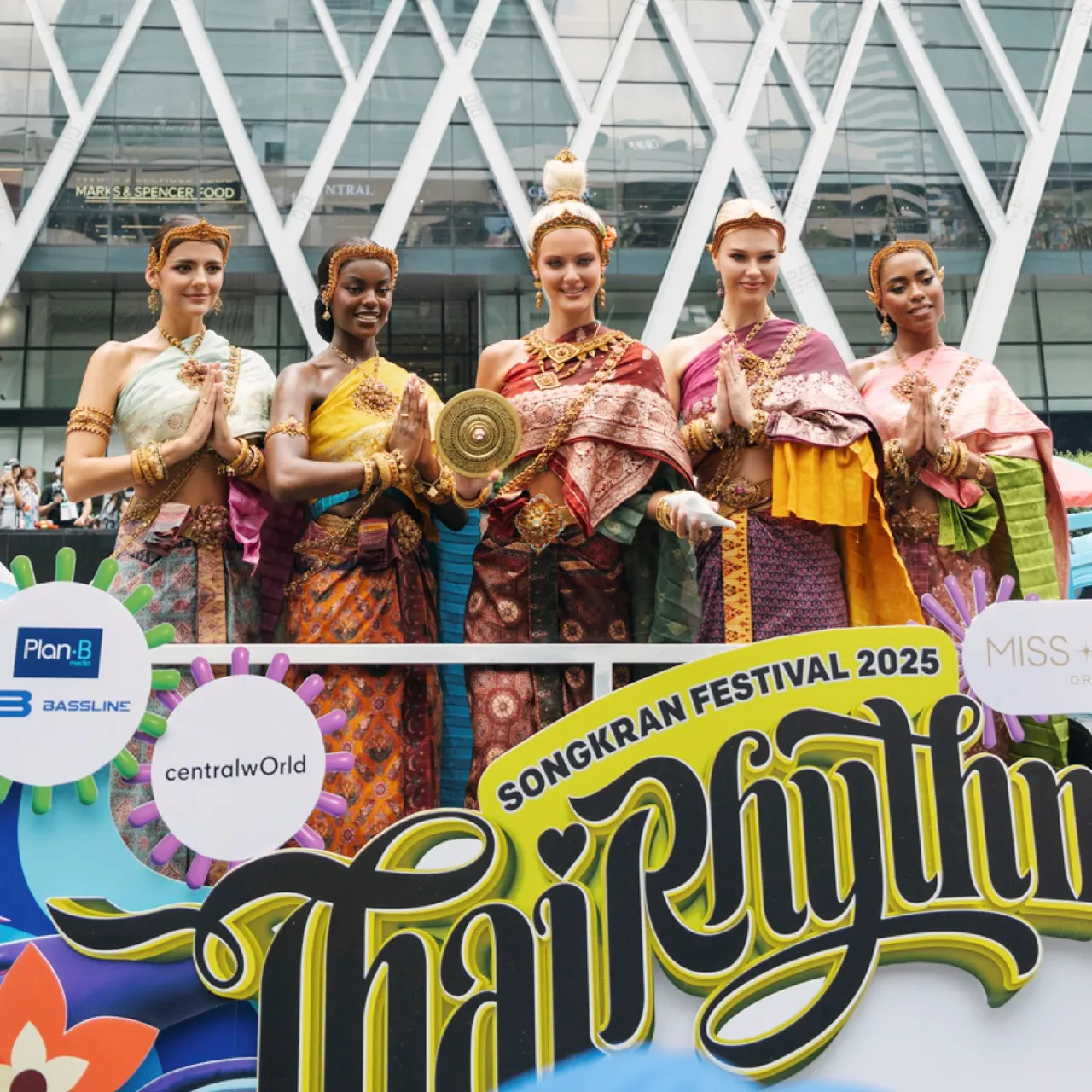 นางสงกรานต์จักรวาล วิกตอเรีย MU 2024 และนางสงกรานต์คู่ฮอตที่สุด ฟรีน-เบ็คกี้ สวยสะกดใจ