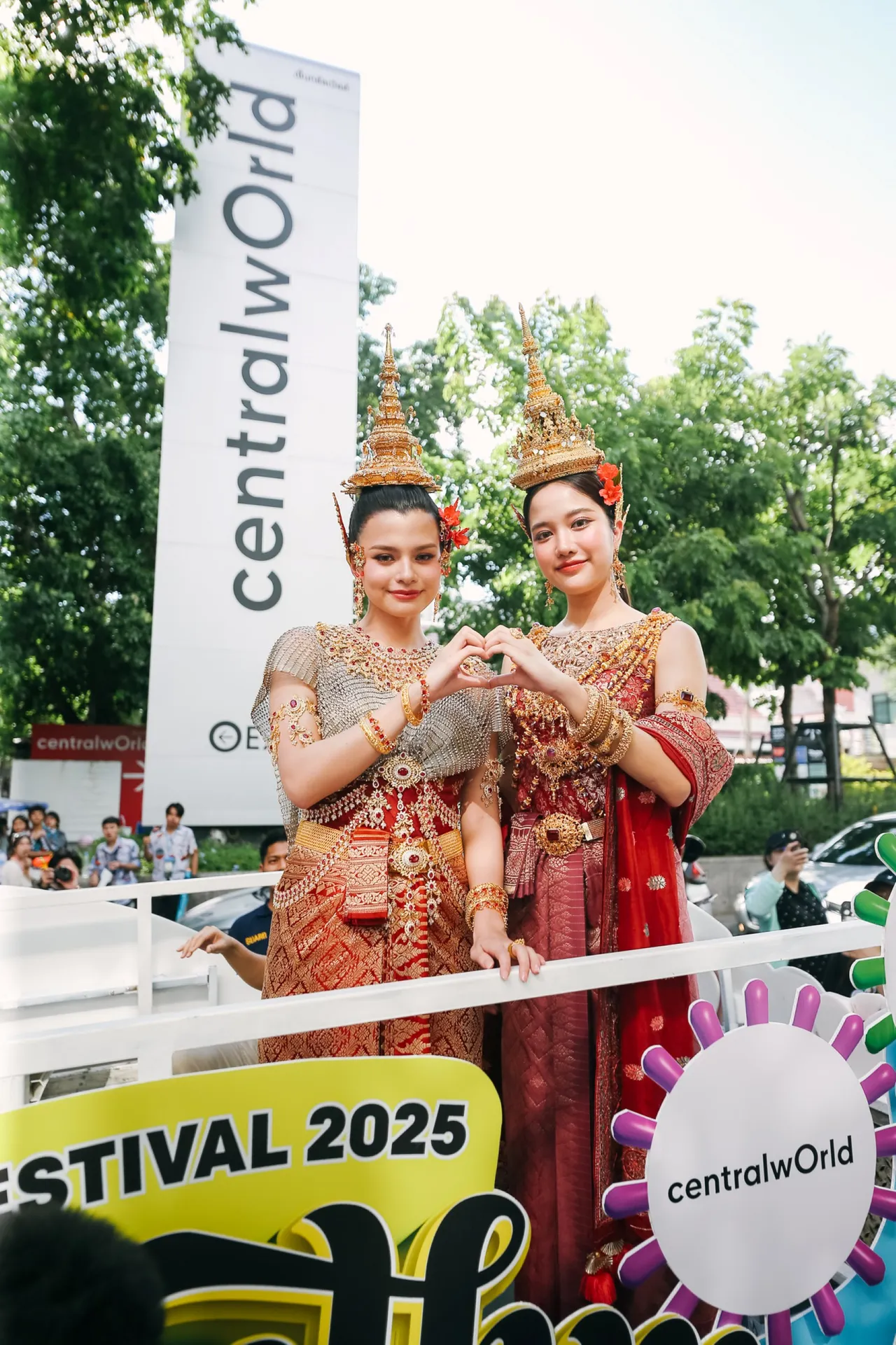 นางสงกรานต์จักรวาล วิกตอเรีย MU 2024 และนางสงกรานต์คู่ฮอตที่สุด ฟรีน-เบ็คกี้ สวยสะกดใจ