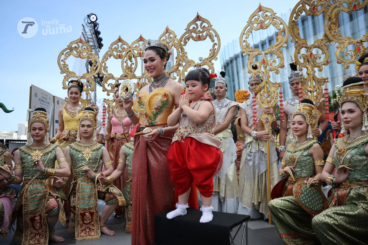 ชมพู่ อารยา แปลงโฉมเป็นนางสงกรานต์ ควงคู่ แอบิเกล สวมเครื่องประดับโบราณ 125 ล้าน