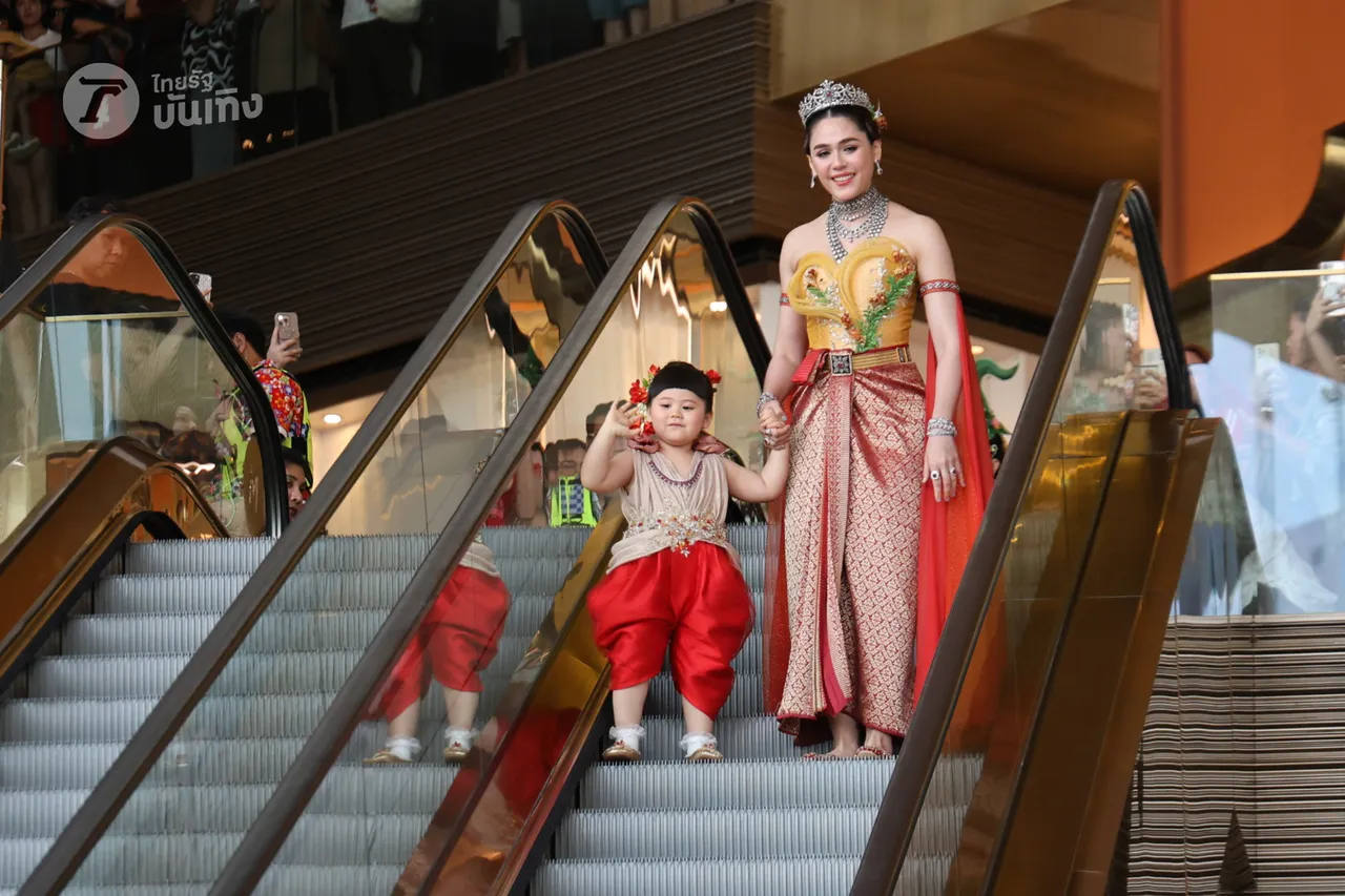 ชมพู่ อารยา แปลงโฉมเป็นนางสงกรานต์ ควงคู่ แอบิเกล สวมเครื่องประดับโบราณ 125 ล้าน