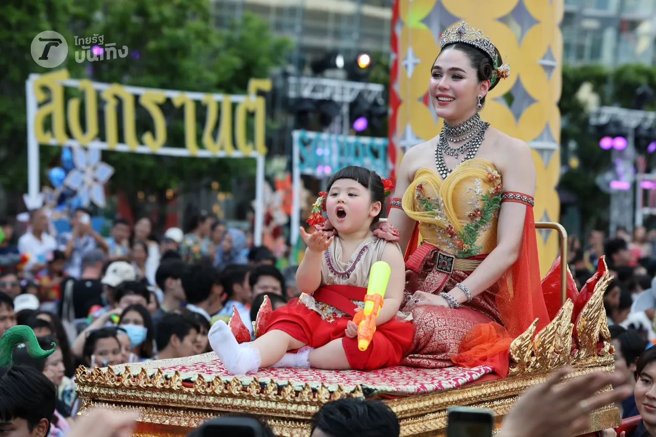 ชมพู่ อารยา แปลงโฉมเป็นนางสงกรานต์ ควงคู่ แอบิเกล สวมเครื่องประดับโบราณ 125 ล้าน