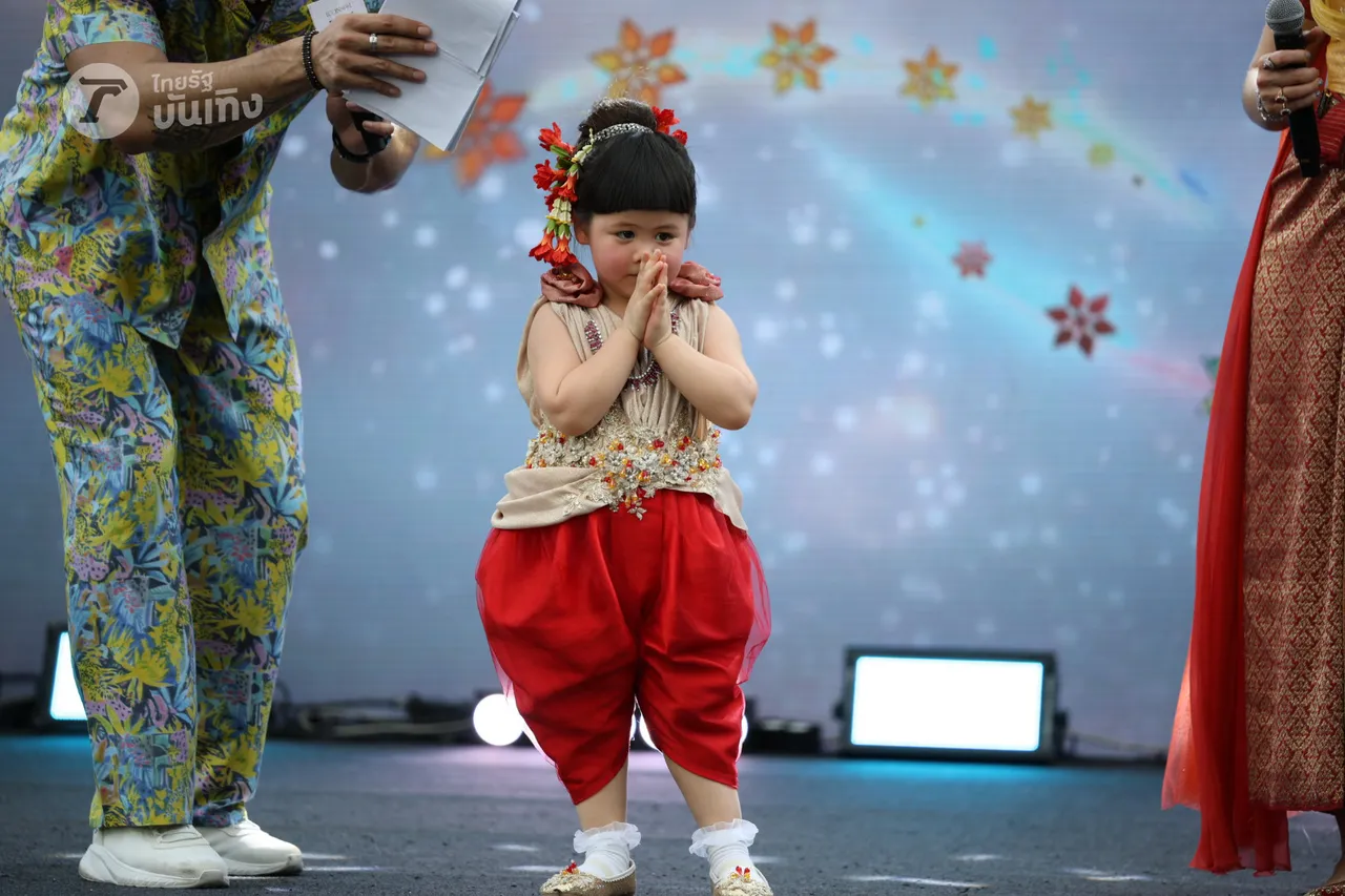 ชมพู่ อารยา แปลงโฉมเป็นนางสงกรานต์ ควงคู่ แอบิเกล สวมเครื่องประดับโบราณ 125 ล้าน