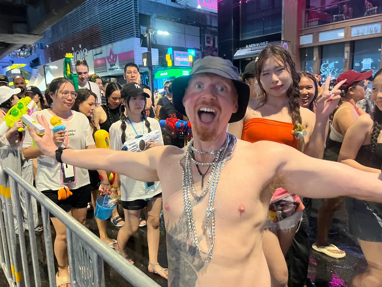 ถนนสีลม สงกรานต์ 2568 สาดน้ำเต็มพื้นที่ คนไทย-ต่างชาติ แห่จอยชุ่มฉ่ำ