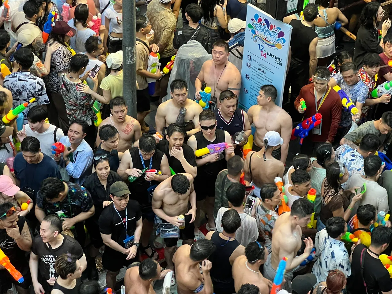ถนนสีลม สงกรานต์ 2568 สาดน้ำเต็มพื้นที่ คนไทย-ต่างชาติ แห่จอยชุ่มฉ่ำ