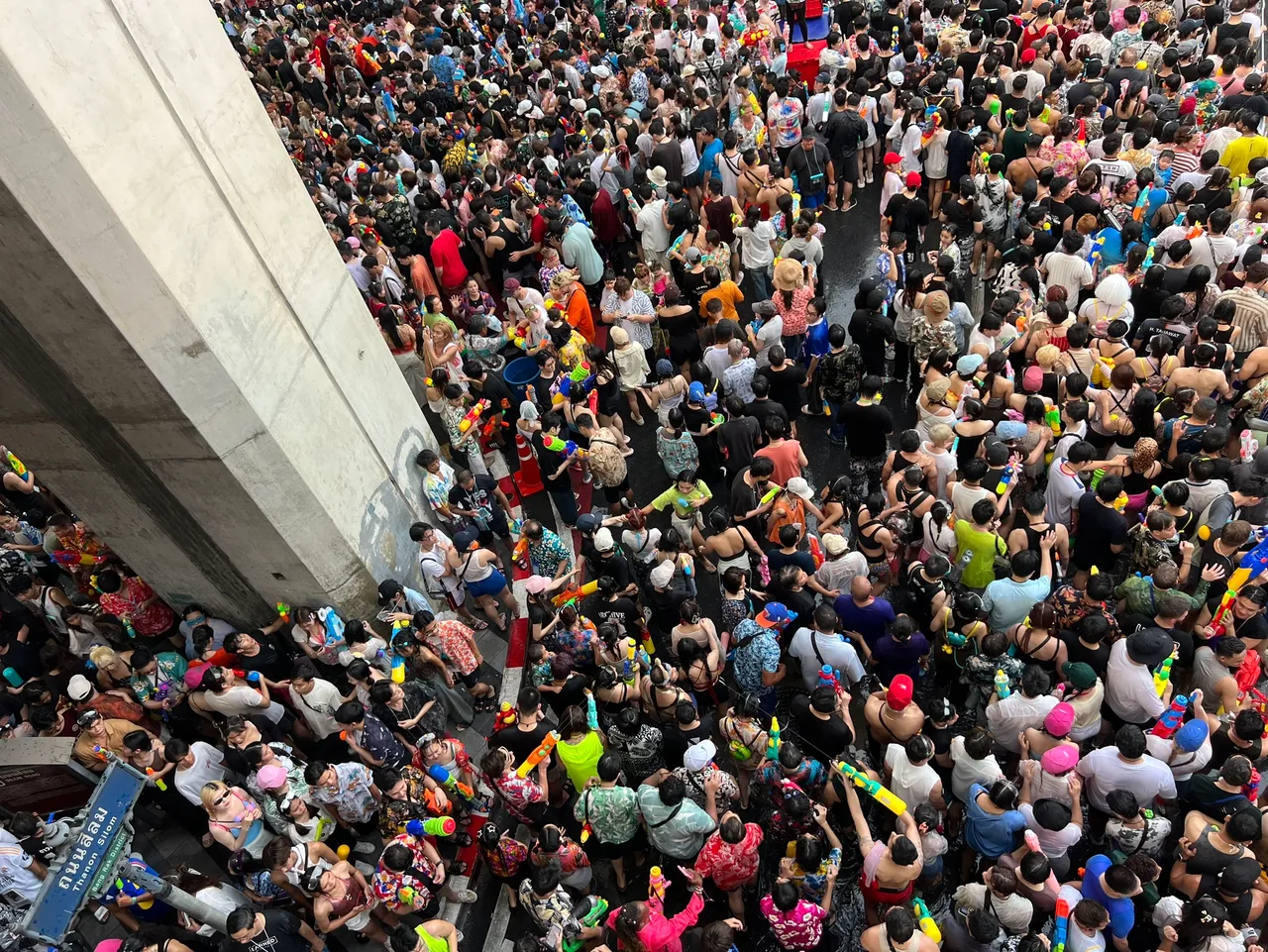 ถนนสีลม สงกรานต์ 2568 สาดน้ำเต็มพื้นที่ คนไทย-ต่างชาติ แห่จอยชุ่มฉ่ำ