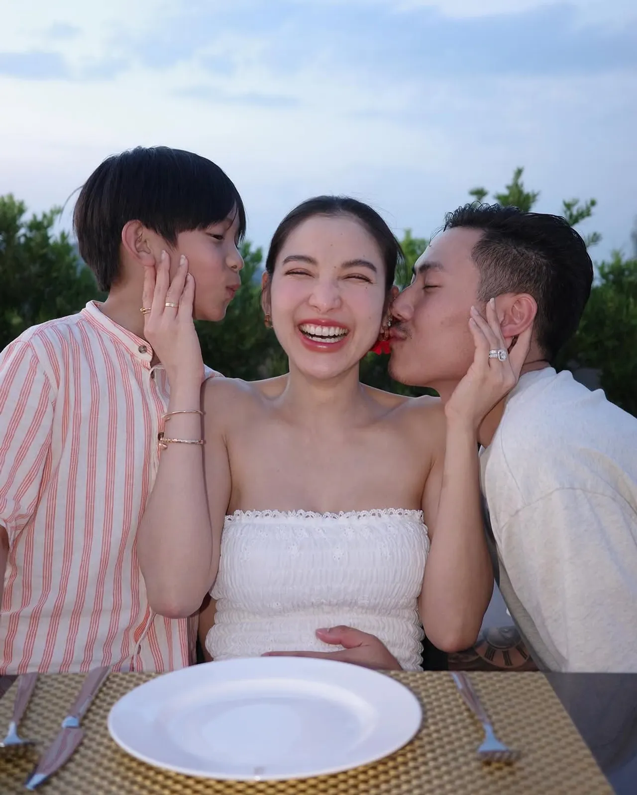 พ่อพี จับท้อง แพท ณปภา แบบมีนัยยะ ทำเอาคนแห่ยินดี 'หลานมาแล้วใช่ไหม'