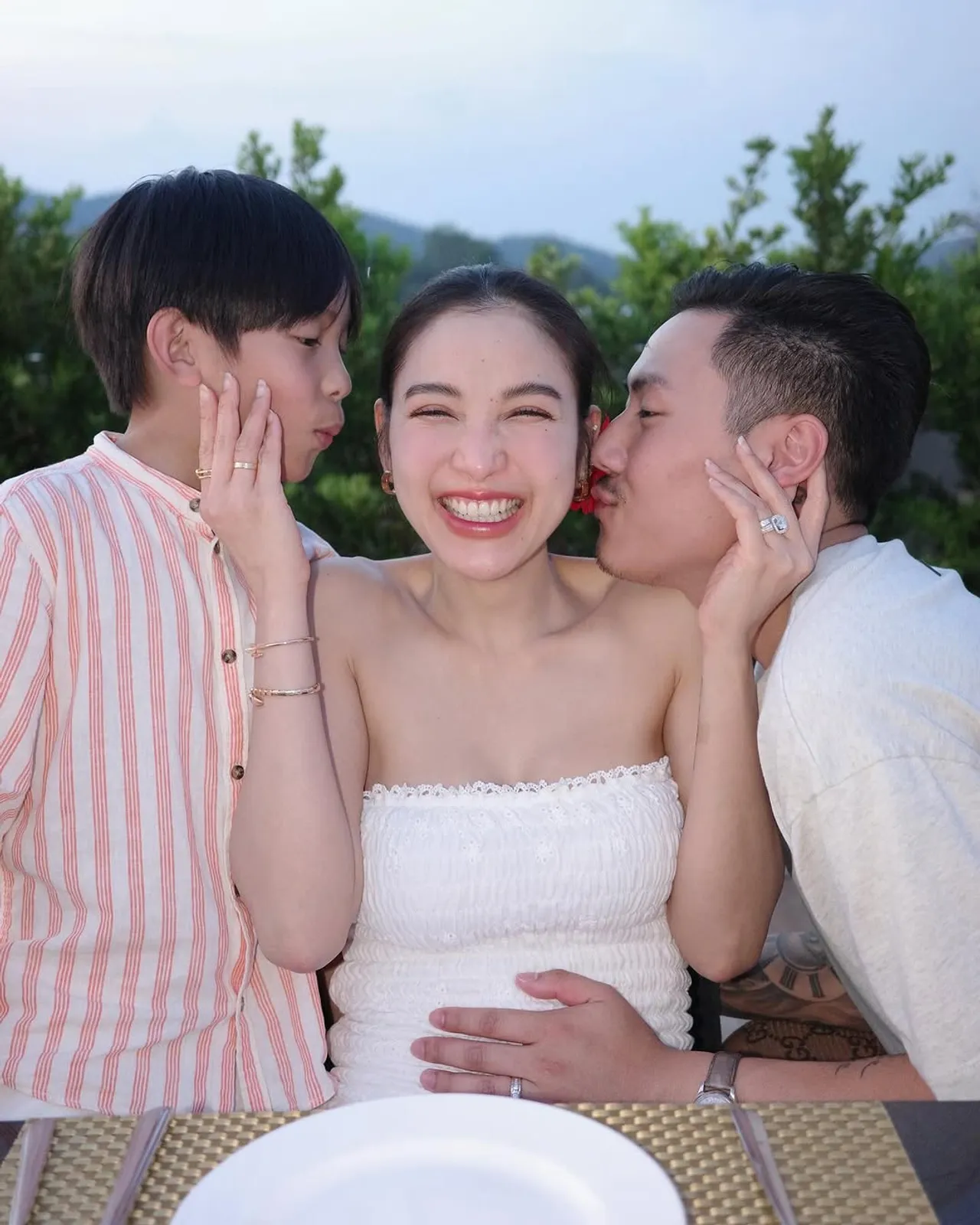 พ่อพี จับท้อง แพท ณปภา แบบมีนัยยะ ทำเอาคนแห่ยินดี 'หลานมาแล้วใช่ไหม'