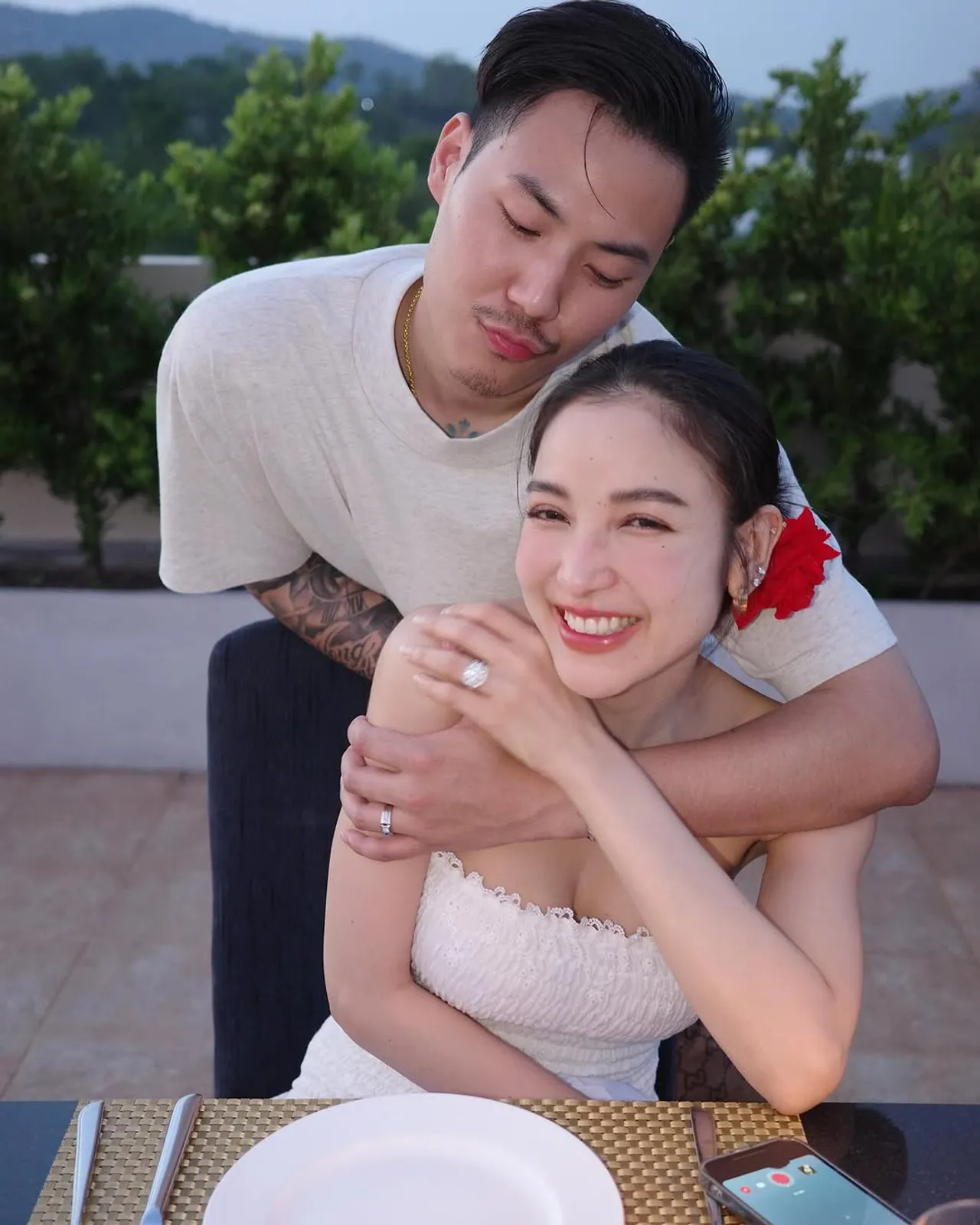 พ่อพี จับท้อง แพท ณปภา แบบมีนัยยะ ทำเอาคนแห่ยินดี 'หลานมาแล้วใช่ไหม'