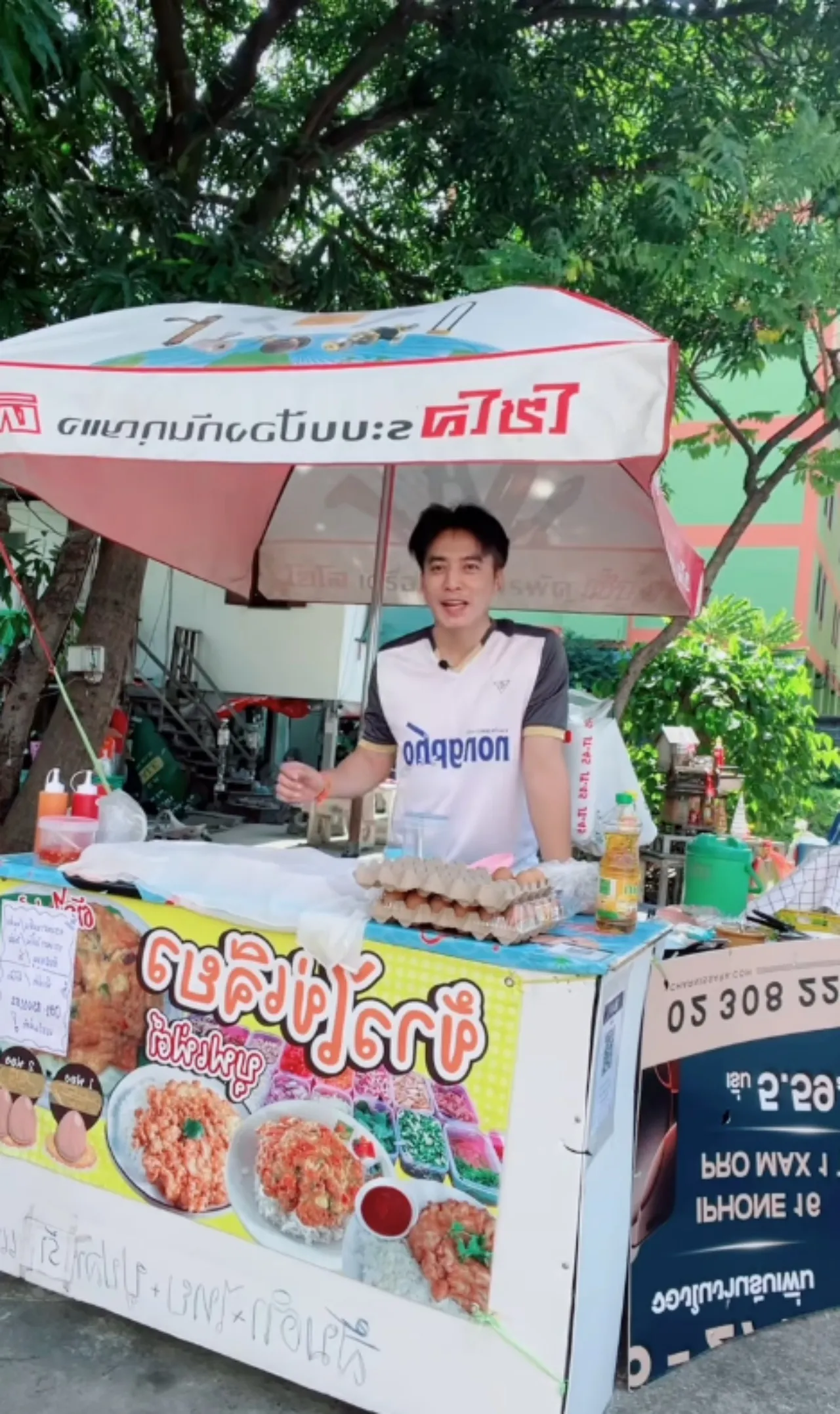 ดาราหนุ่มไม่อายทำกิน เปิดร้านขายข้าวไข่เจียวข้างทาง เป็นกิจการสาขาที่ 9