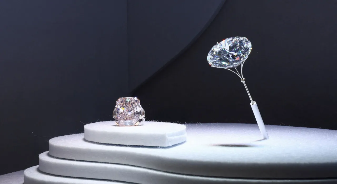 ตื่นตาตื่นใจ! โซเธอบีส์โชว์เพชรหายากมูลค่ากว่า 100 ล้านดอลลาร์ที่อาบูดาบี
