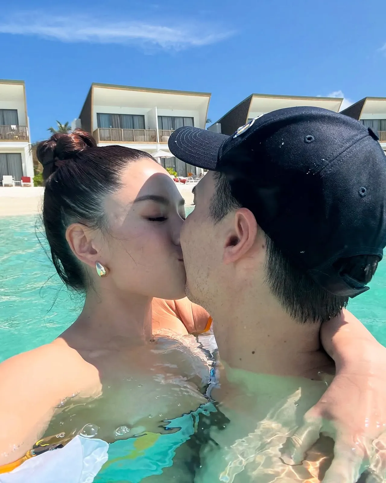 ลีเดีย ศรัณย์รัชต์ นุ่งชุดว่ายน้ำถ่ายรูปหน้ากระจก อวดหุ่นแซ่บคุณแม่ลูกสาม