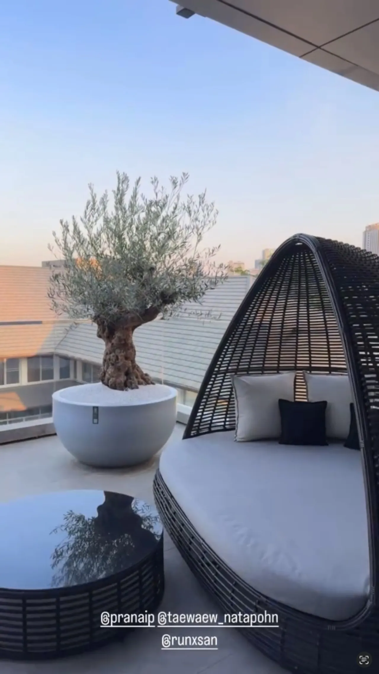 ส่องเรือนหอ แต้ว ณฐพร เผยมุมริมระเบียงสุดหรู ตกแต่งสวยงามอลังการมาก