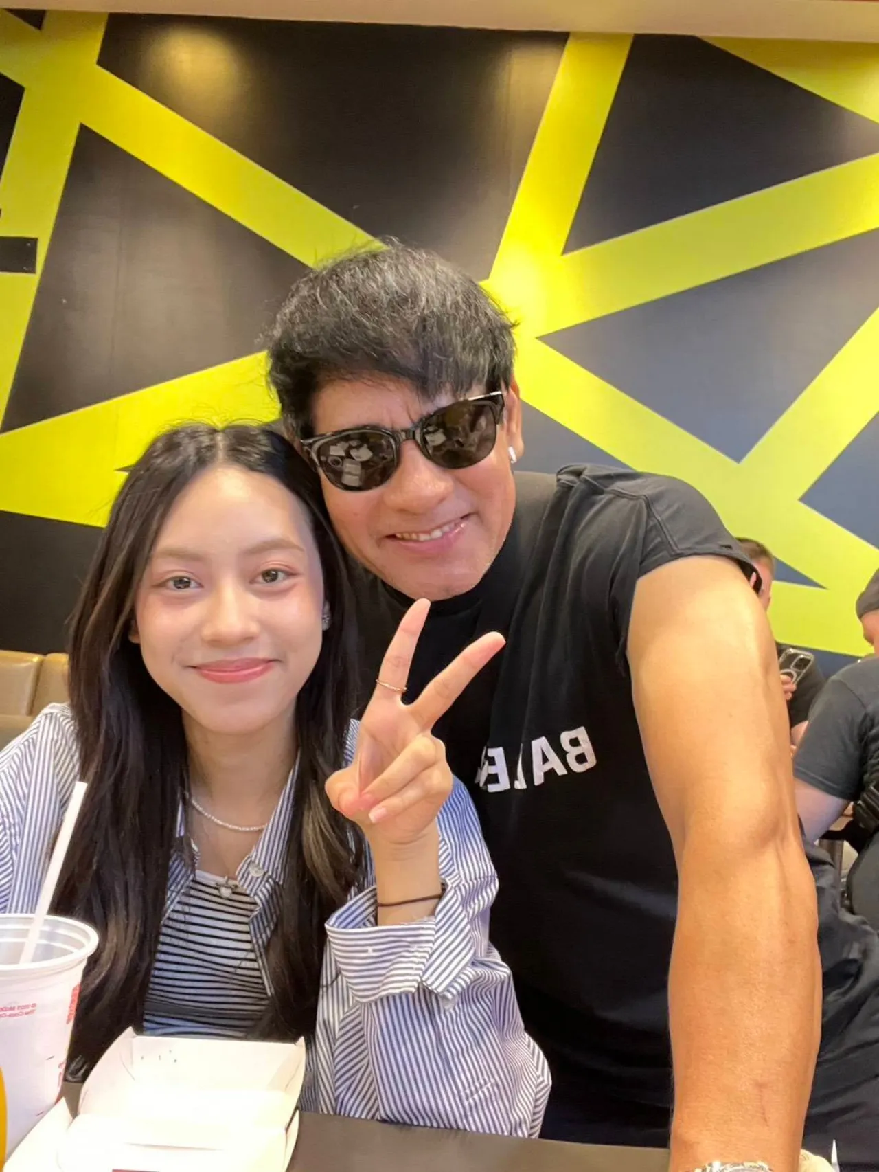 ภาพน่ารัก ไทด์ เอกพันธ์ ขอพักจากภารกิจช่วยเหลือ ลาพักร้อนพาลูกสาวเที่ยวทะเล