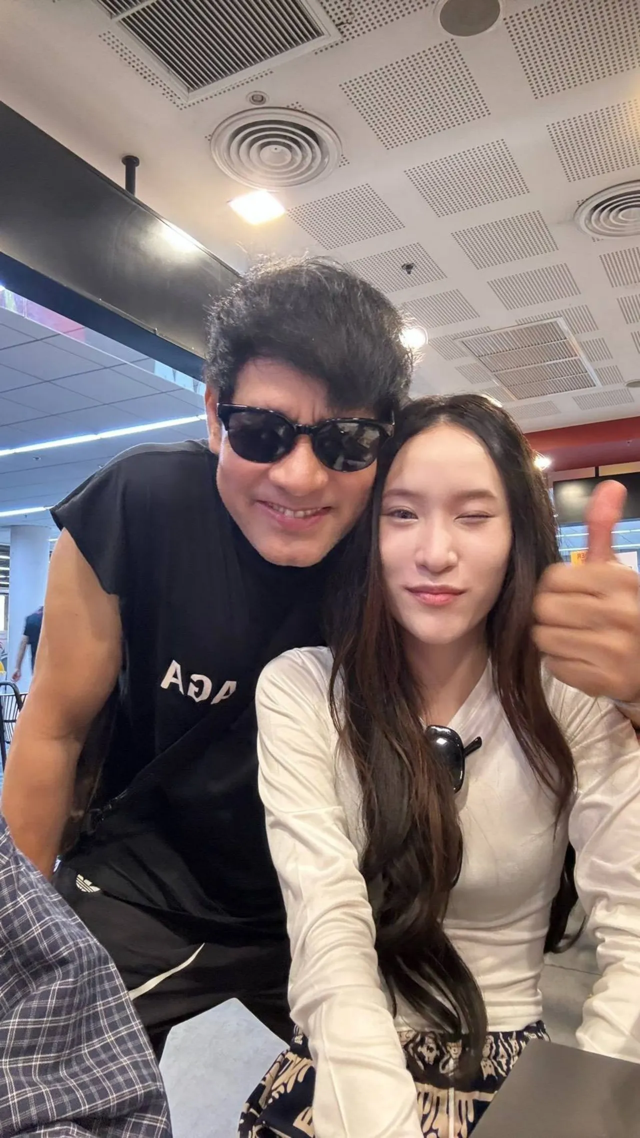 ภาพน่ารัก ไทด์ เอกพันธ์ ขอพักจากภารกิจช่วยเหลือ ลาพักร้อนพาลูกสาวเที่ยวทะเล