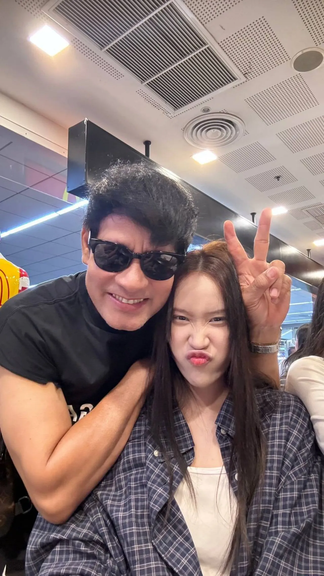 ภาพน่ารัก ไทด์ เอกพันธ์ ขอพักจากภารกิจช่วยเหลือ ลาพักร้อนพาลูกสาวเที่ยวทะเล