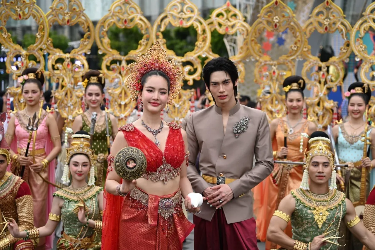 โบว์ เมลดา พร้อม วิน เมธวิน ร่วมขบวนแห่ ร่วมสืบสานประเพณีสงกรานต์ไทย