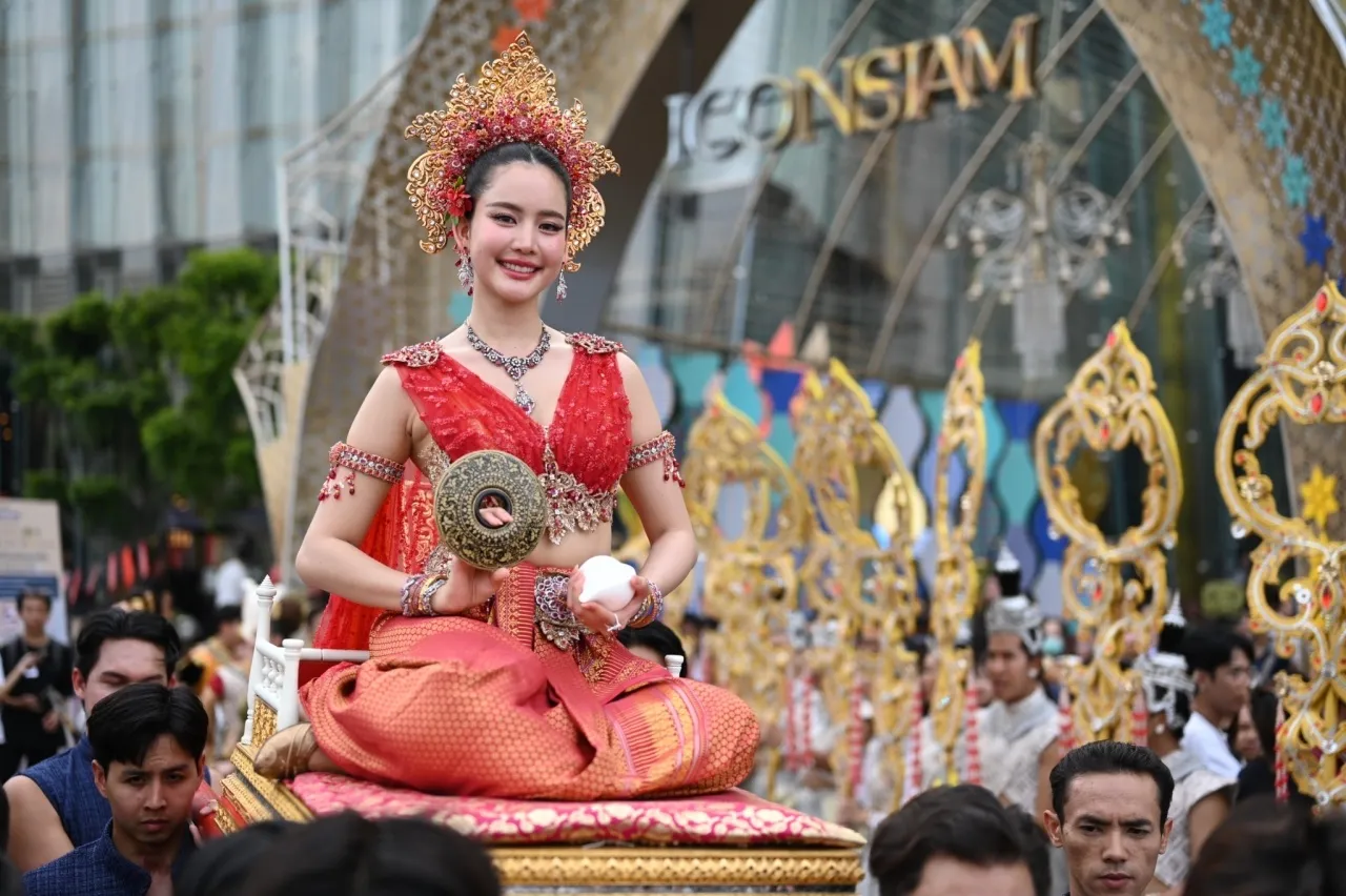 โบว์ เมลดา พร้อม วิน เมธวิน ร่วมขบวนแห่ ร่วมสืบสานประเพณีสงกรานต์ไทย