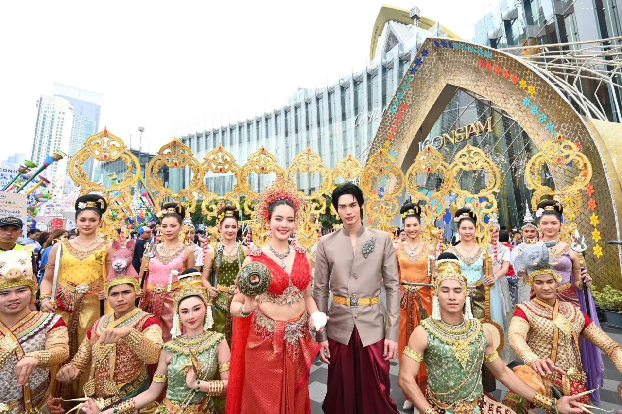 โบว์ เมลดา พร้อม วิน เมธวิน ร่วมขบวนแห่ ร่วมสืบสานประเพณีสงกรานต์ไทย