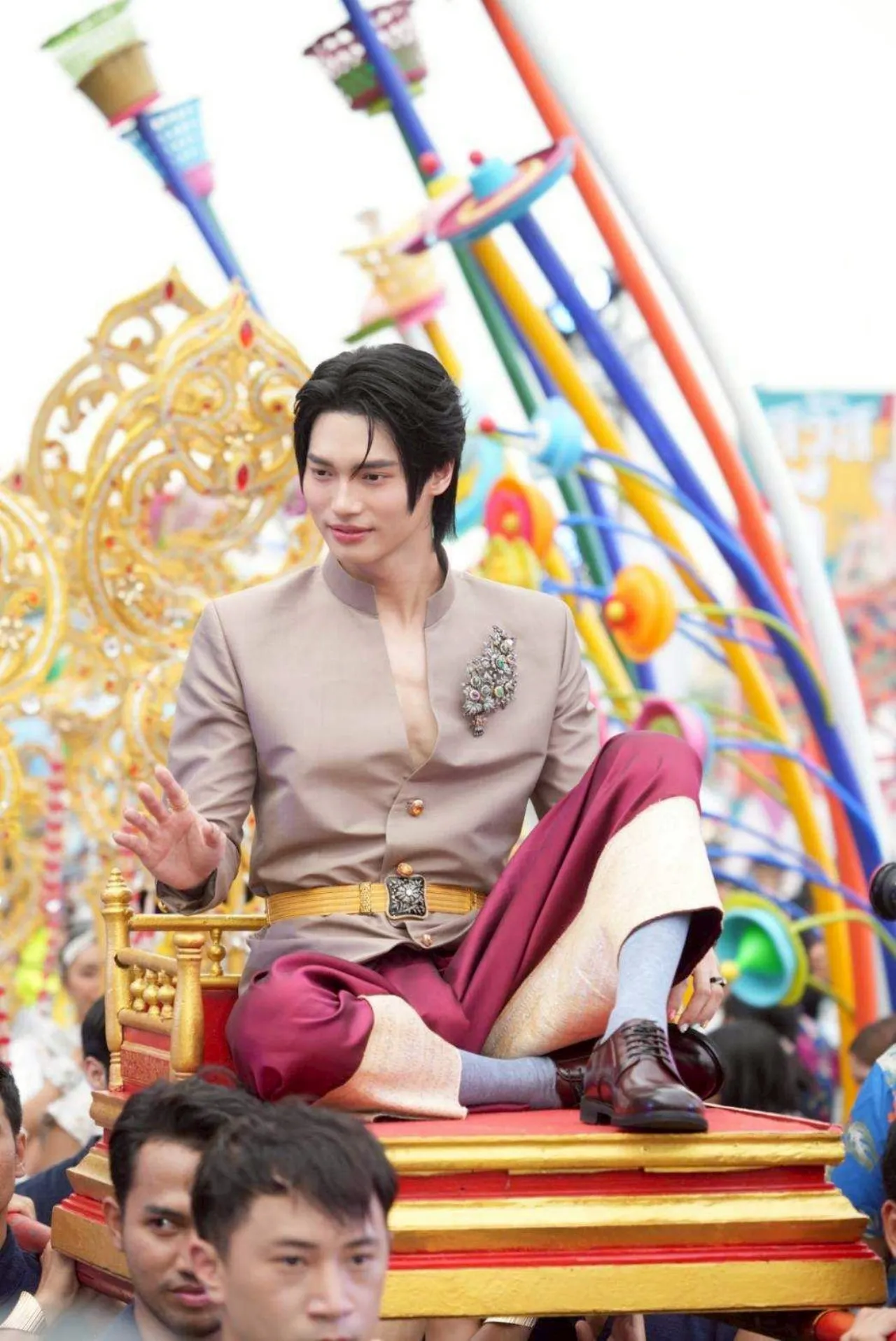 โบว์ เมลดา พร้อม วิน เมธวิน ร่วมขบวนแห่ ร่วมสืบสานประเพณีสงกรานต์ไทย