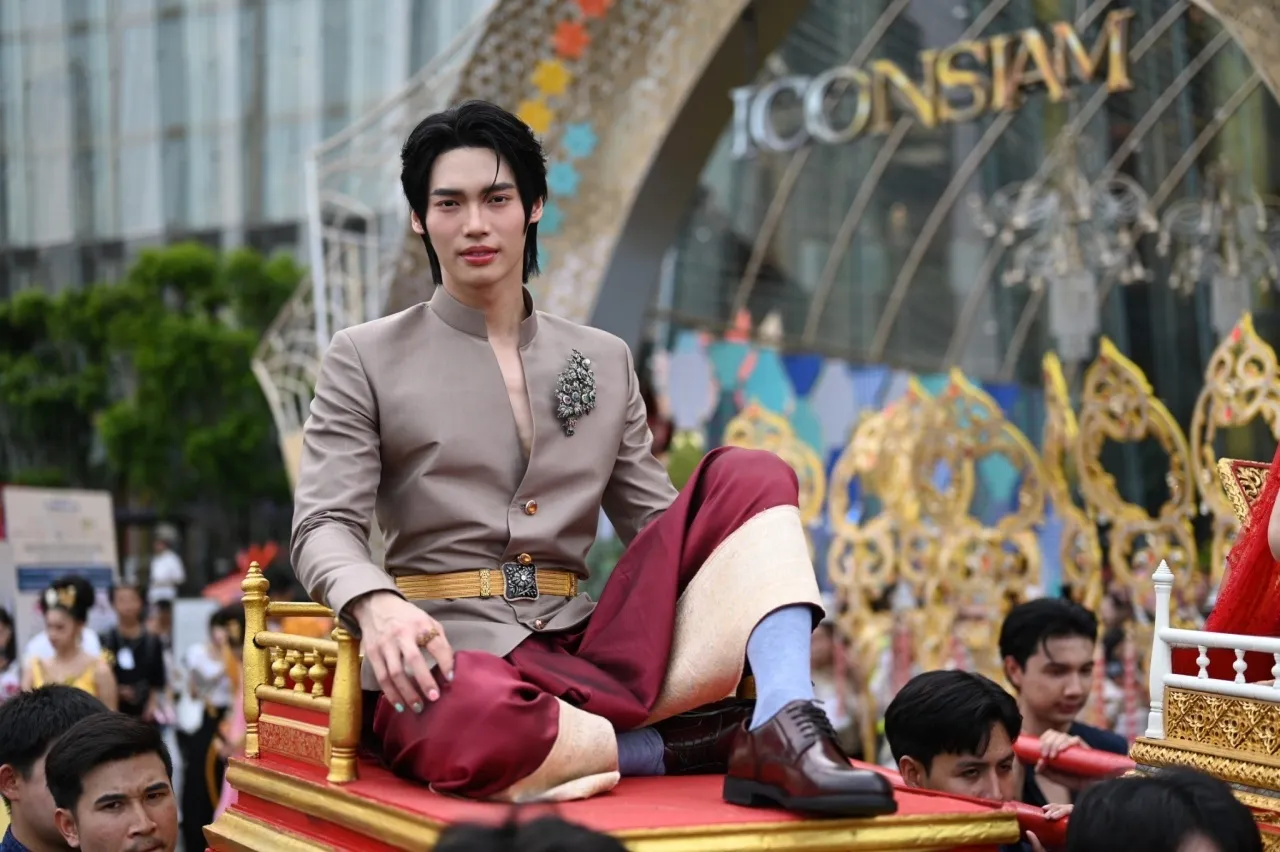 โบว์ เมลดา พร้อม วิน เมธวิน ร่วมขบวนแห่ ร่วมสืบสานประเพณีสงกรานต์ไทย