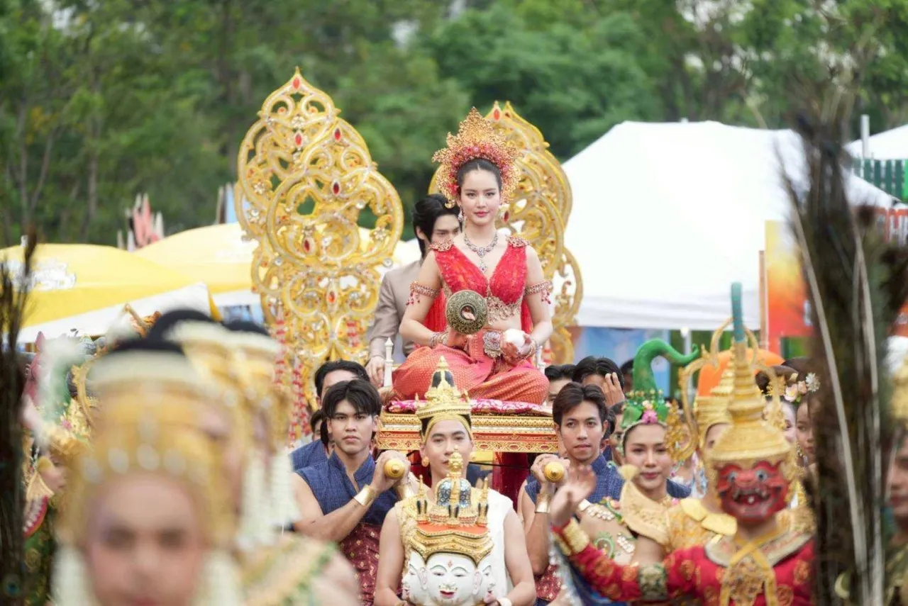 โบว์ เมลดา พร้อม วิน เมธวิน ร่วมขบวนแห่ ร่วมสืบสานประเพณีสงกรานต์ไทย