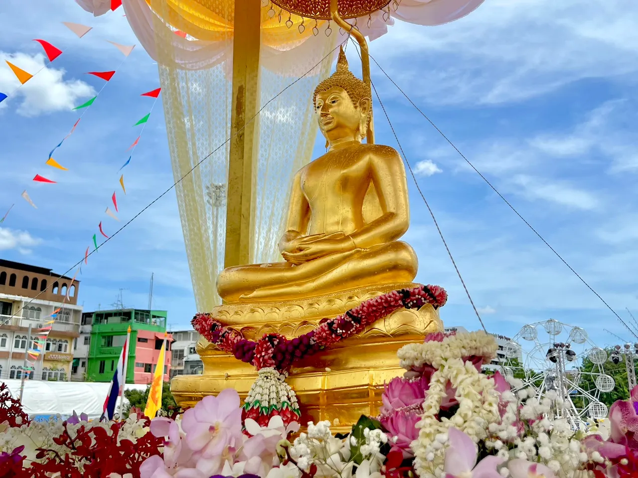 สงกรานต์ ประชาชนร่วมสักการะ “พระพุทธสิหิงค์” ขอพรสรงน้ำพระ
