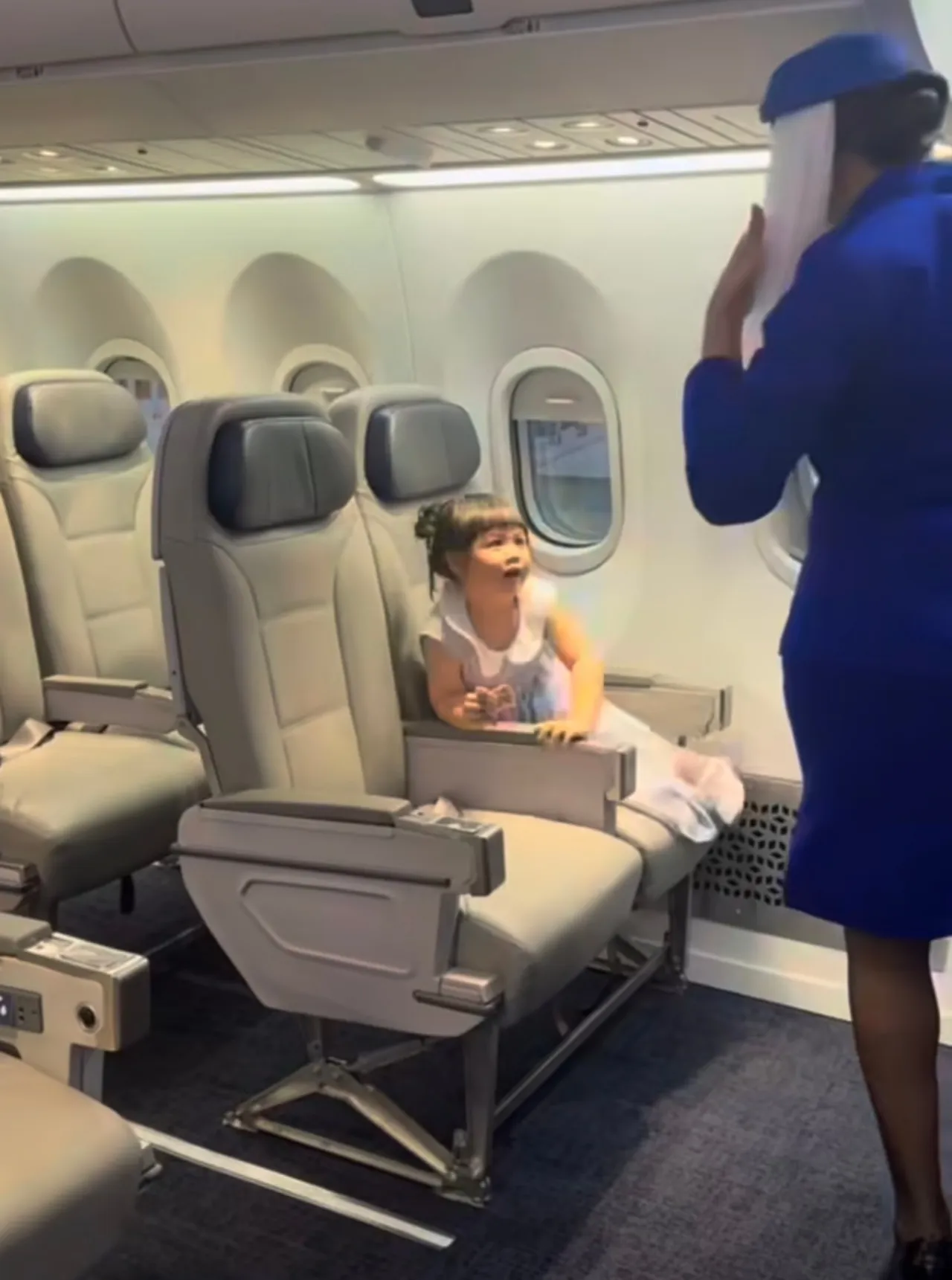 น่าเอ็นดู แอบิเกล วงศ์เศวต ขึ้นเครื่องกะเทยธรรมแอร์ไลน์ ยกมือไหว้ไม่หยุด (คลิป)