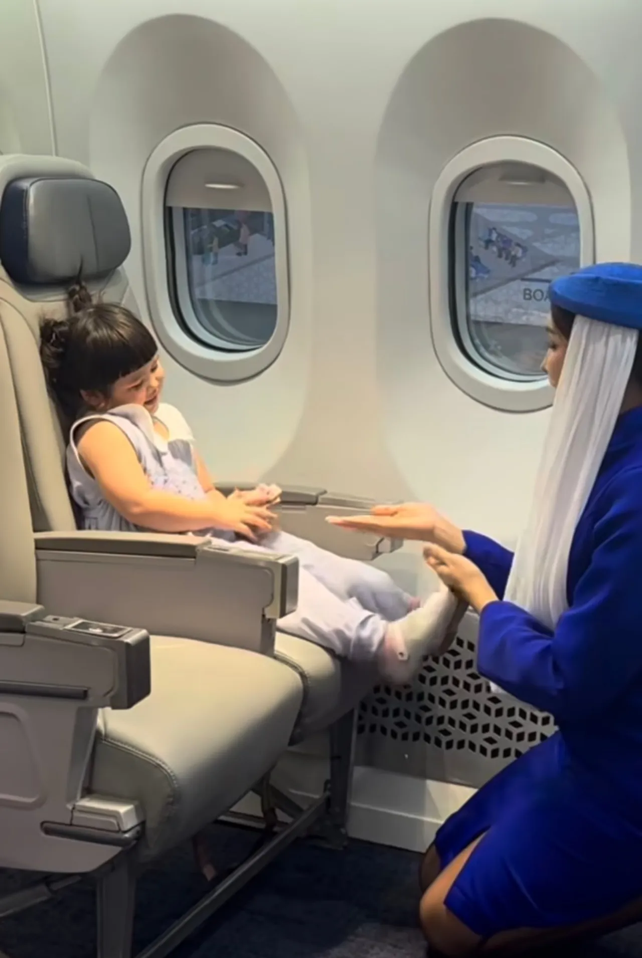 น่าเอ็นดู แอบิเกล วงศ์เศวต ขึ้นเครื่องกะเทยธรรมแอร์ไลน์ ยกมือไหว้ไม่หยุด (คลิป)