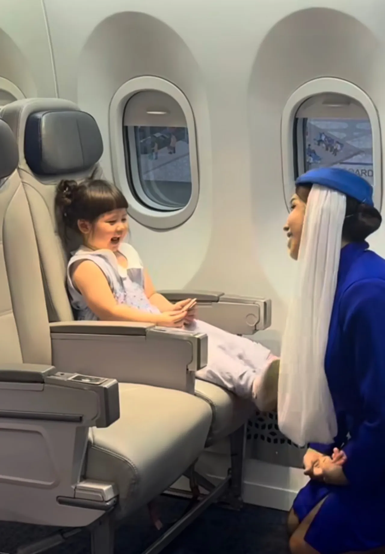 น่าเอ็นดู แอบิเกล วงศ์เศวต ขึ้นเครื่องกะเทยธรรมแอร์ไลน์ ยกมือไหว้ไม่หยุด (คลิป)