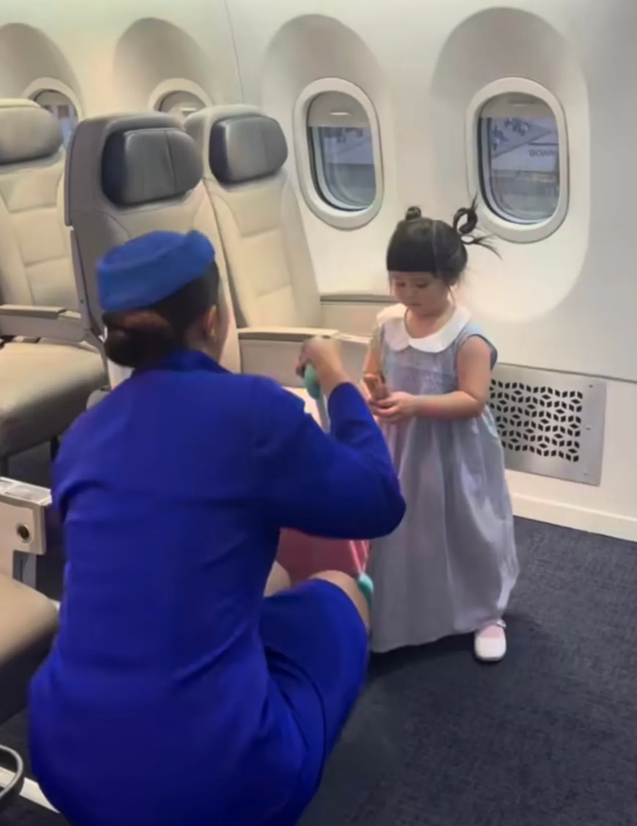 น่าเอ็นดู แอบิเกล วงศ์เศวต ขึ้นเครื่องกะเทยธรรมแอร์ไลน์ ยกมือไหว้ไม่หยุด (คลิป)