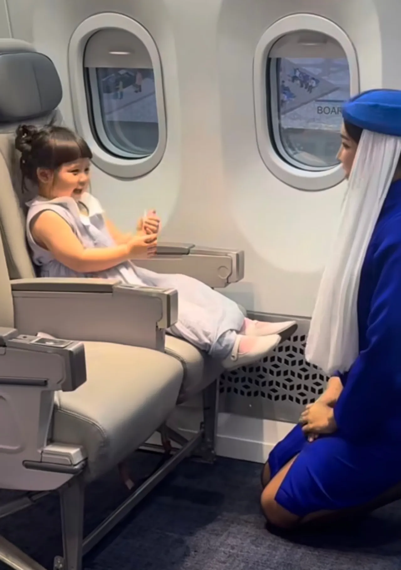 น่าเอ็นดู แอบิเกล วงศ์เศวต ขึ้นเครื่องกะเทยธรรมแอร์ไลน์ ยกมือไหว้ไม่หยุด (คลิป)