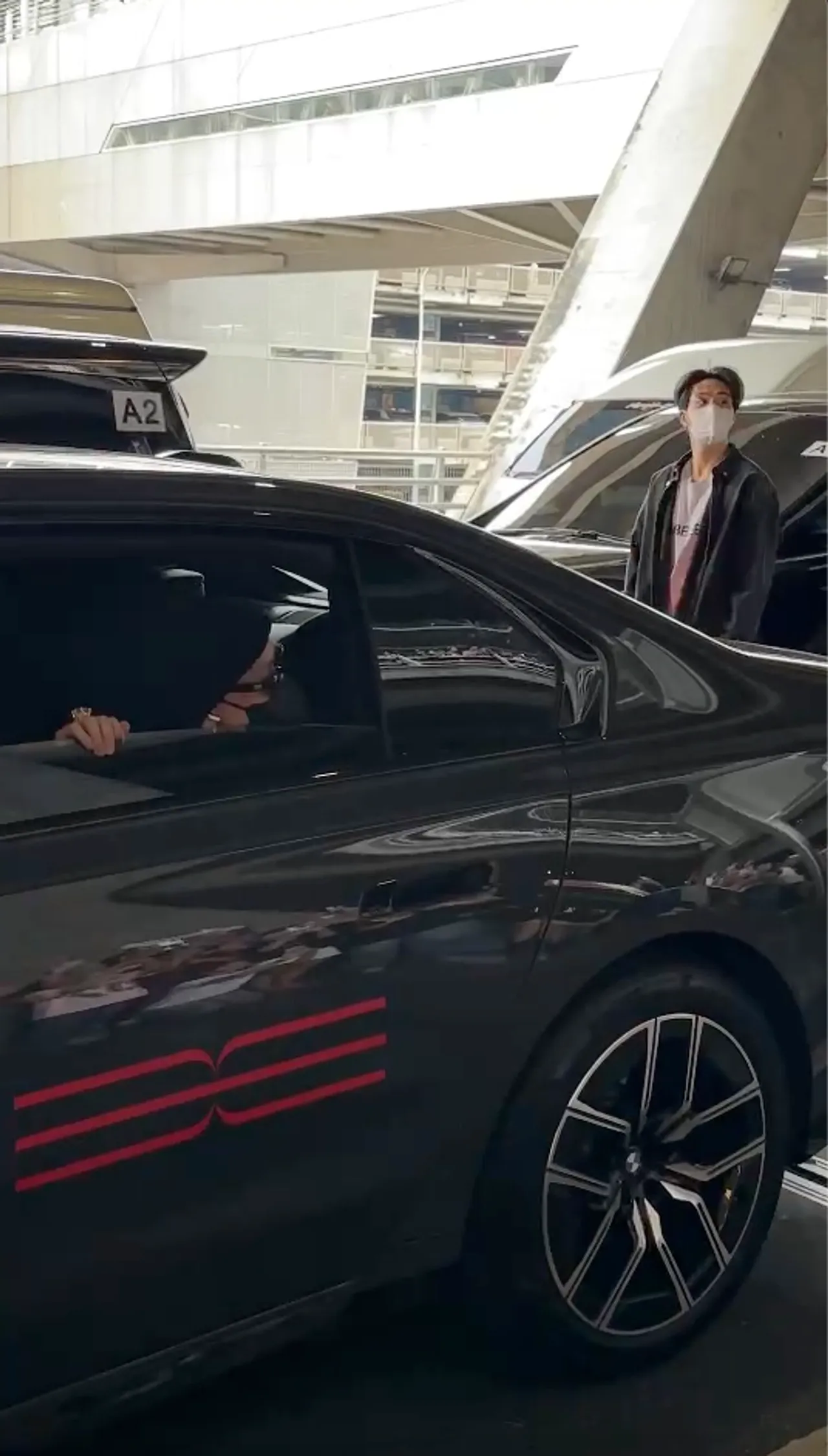 5 หนุ่ม GOT7 ถึงประเทศไทยแล้วจ้า อากาเซ่ใจฟู ต้อนรับอบอุ่นที่สนามบิน