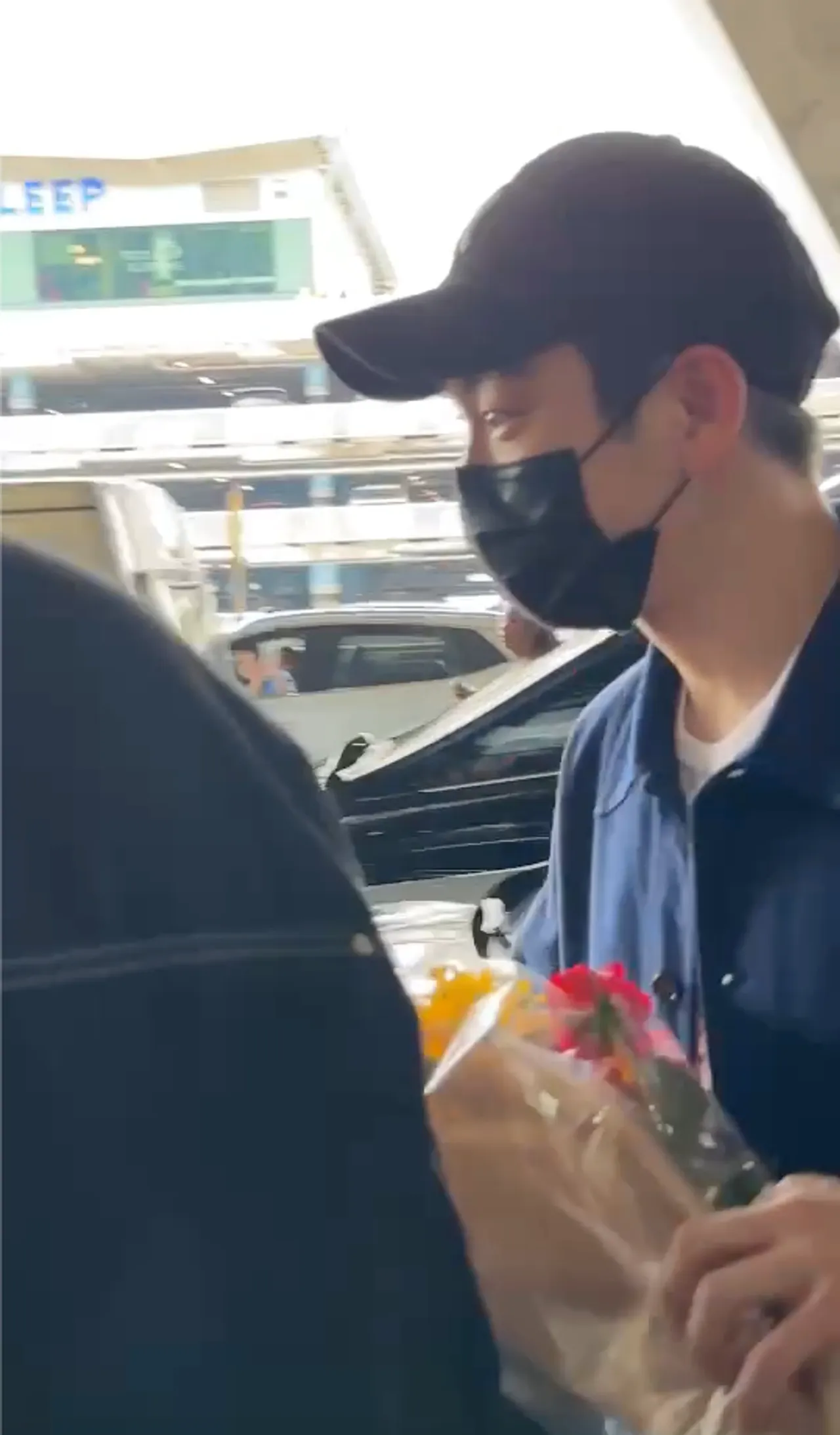 5 หนุ่ม GOT7 ถึงประเทศไทยแล้วจ้า อากาเซ่ใจฟู ต้อนรับอบอุ่นที่สนามบิน