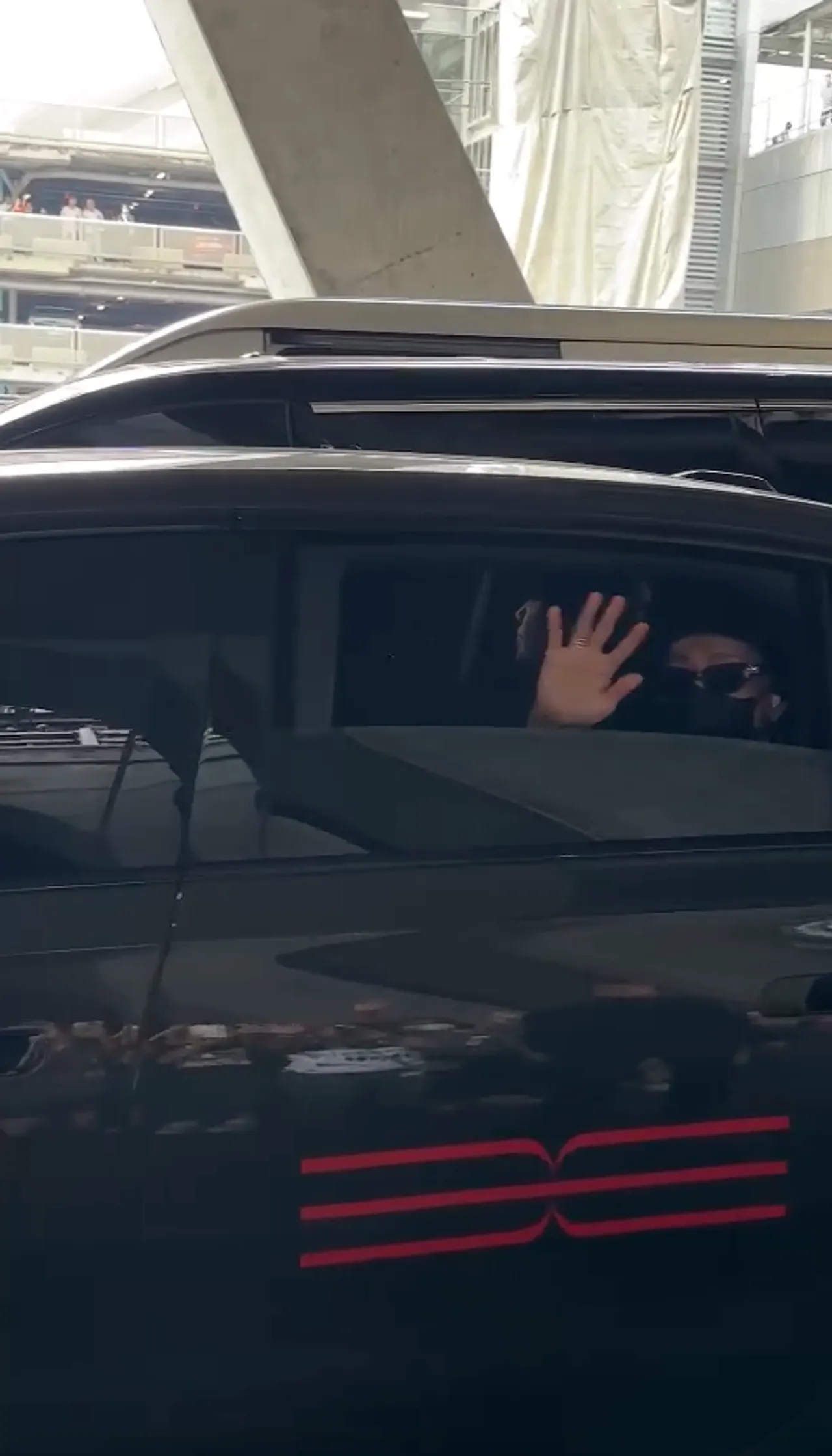 5 หนุ่ม GOT7 ถึงประเทศไทยแล้วจ้า อากาเซ่ใจฟู ต้อนรับอบอุ่นที่สนามบิน