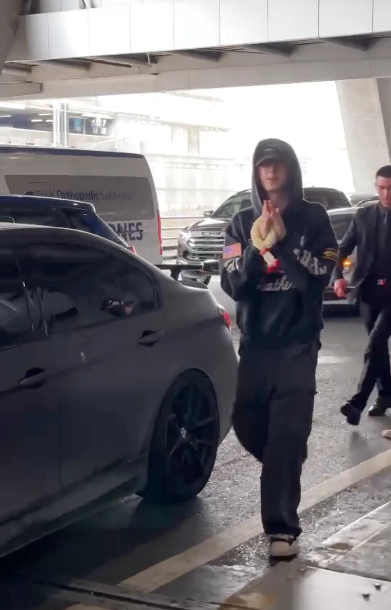 5 หนุ่ม GOT7 ถึงประเทศไทยแล้วจ้า อากาเซ่ใจฟู ต้อนรับอบอุ่นที่สนามบิน