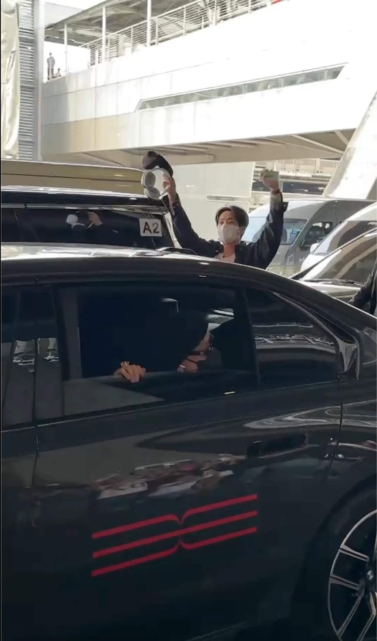 5 หนุ่ม GOT7 ถึงประเทศไทยแล้วจ้า อากาเซ่ใจฟู ต้อนรับอบอุ่นที่สนามบิน