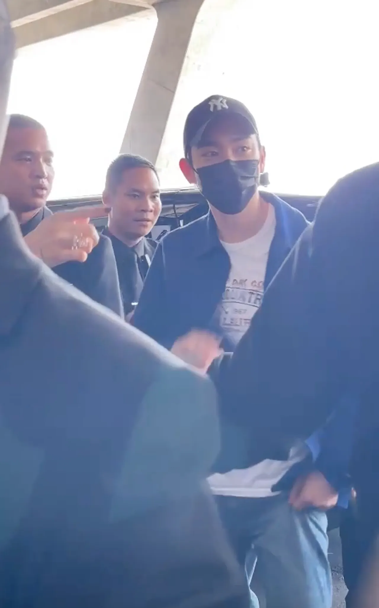 5 หนุ่ม GOT7 ถึงประเทศไทยแล้วจ้า อากาเซ่ใจฟู ต้อนรับอบอุ่นที่สนามบิน