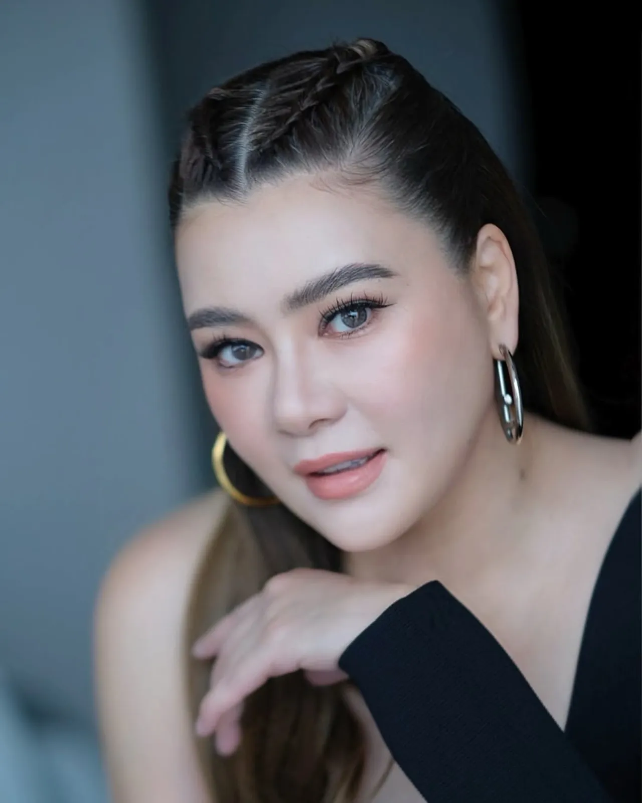 โอ๋ ภัคจีรา โพสต์รีวิวพลีชีพ เทียบภาพชัดๆ ก่อนและหลังศัลยกรรมวัย 48 ปี