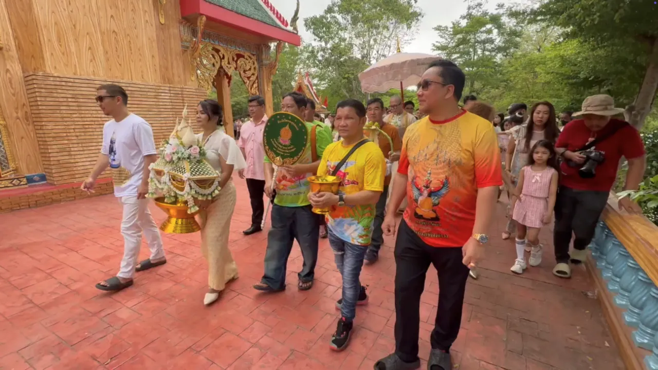 ฮือฮา งานบวชลูกชายเถ้าแก่เมืองกรุงเก่า นั่งช้างโปรยทานลอตเตอรี่ปลุกเสก