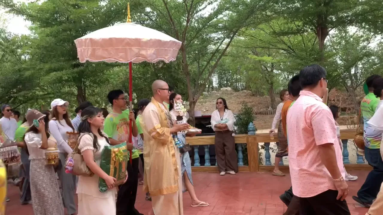 ฮือฮา งานบวชลูกชายเถ้าแก่เมืองกรุงเก่า นั่งช้างโปรยทานลอตเตอรี่ปลุกเสก