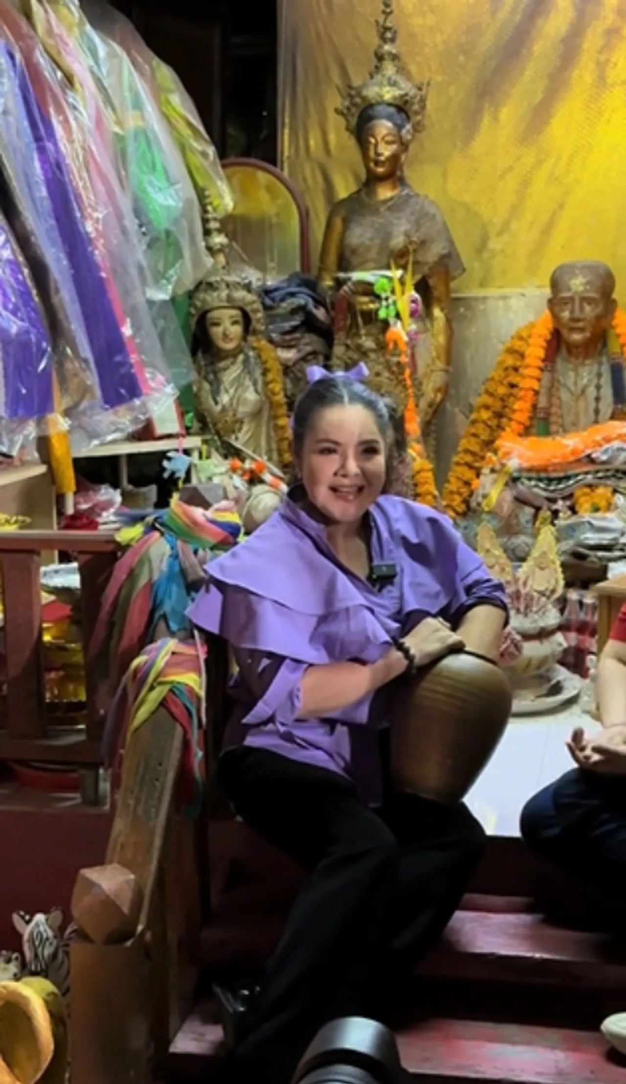 ฮาย อาภาพร ไหว้ศาลแม่รุ่งอรุณทิพย์ พร้อมล้วงไหหาเลขไว้เสี่ยงโชค