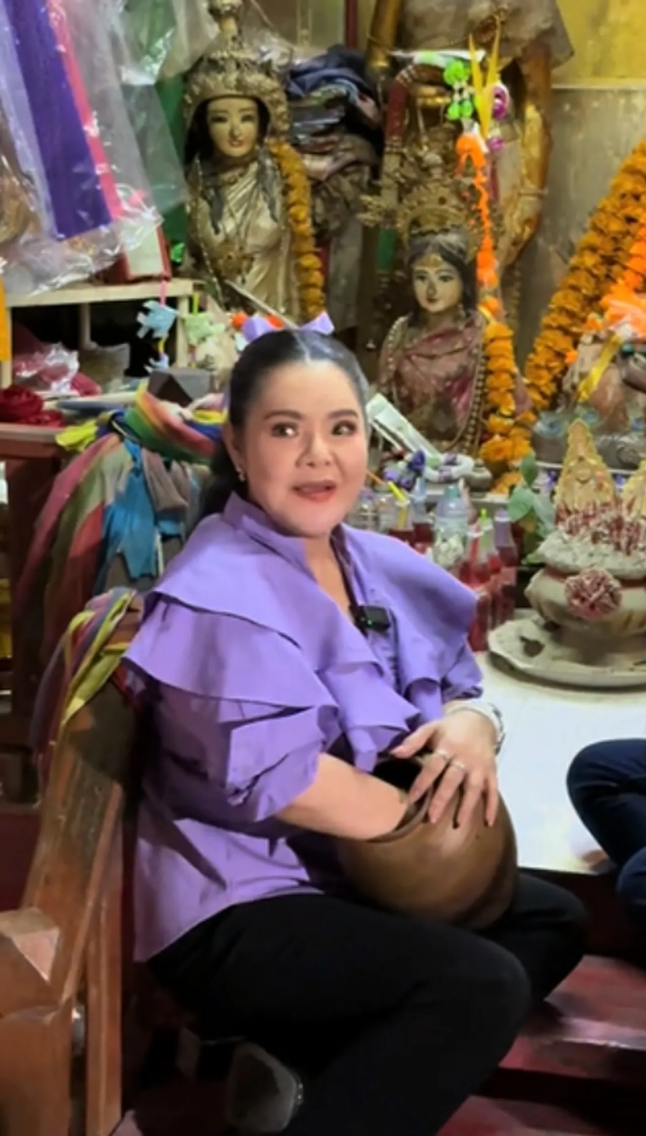 ฮาย อาภาพร ไหว้ศาลแม่รุ่งอรุณทิพย์ พร้อมล้วงไหหาเลขไว้เสี่ยงโชค