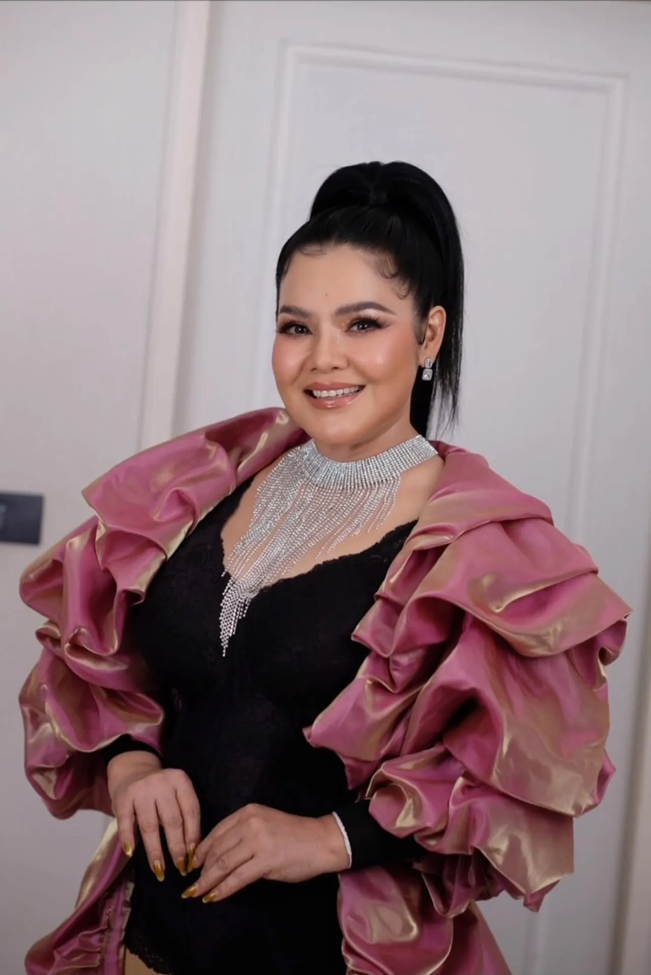 ฮาย อาภาพร ไหว้ศาลแม่รุ่งอรุณทิพย์ พร้อมล้วงไหหาเลขไว้เสี่ยงโชค