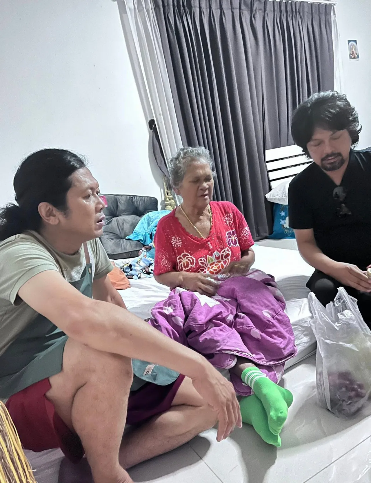 แสน นากา เผยภาพพี่น้องรวมตัวกัน เสก โลโซ กอดแม่ แคปชั่นจุกอก อ่านแล้วน้ำตาไหล